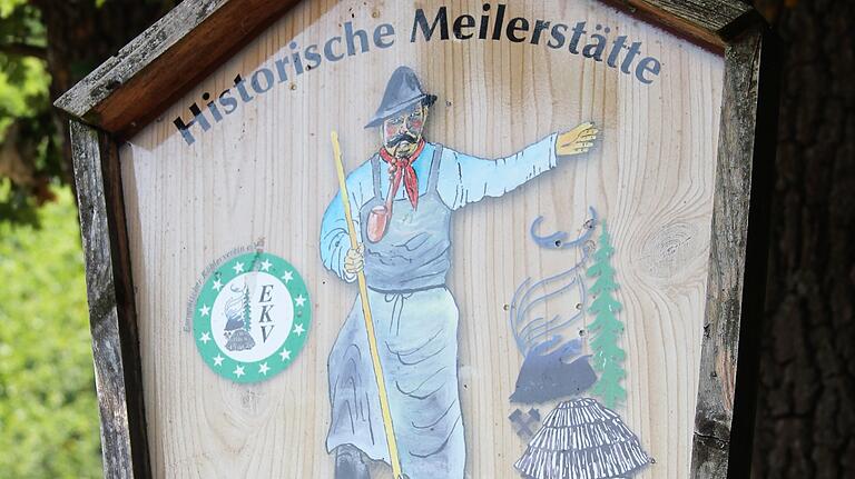 Ein Schild am Glasofener Köhlerplatz weist auf die historische Meilerstätte hin.