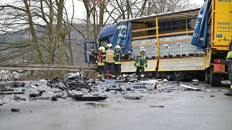 Rund 50 Feuerwehrler waren nach einem schweren Verkehrsunfall bei Hasloch im Einsatz.
