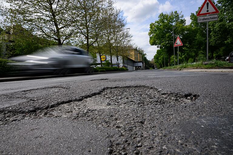 Blick auf die Leistenstraße in Würzburg: Zahlreiche Schlaglöcher und Unebenheiten prägen das Bild des Belags fast auf dem gesamten Abschnitt zwischen Würzburg und Höchberg. Blick auf die Leistenstraße in Würzburg: Zahlreiche Schlaglöcher und Unebenheiten prägen das Bild des Belags fast auf dem gesamten Abschnitt zwischen Würzburg und Höchberg.