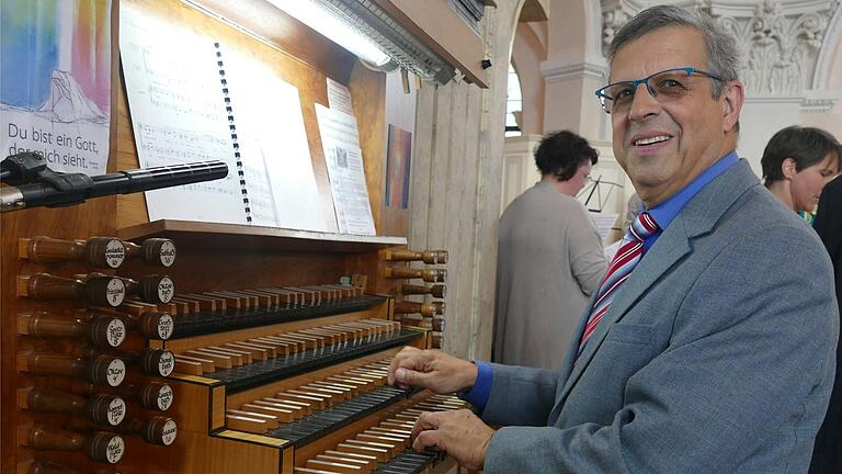 Die Orgel in der Grafschaftskirche Castell war fast 40 Jahre lang der Arbeitsplatz von Dekanatskantor Reiner Gaar. Die Orgel in der Grafschaftskirche Castell war fast 40 Jahre lang der Arbeitsplatz von Dekanatskantor Reiner Gaar.