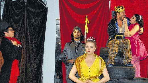 Letztes Aufbäumen: Anstatt sich auf seinen Tod vorzubereiten, vergnügt sich der König mit seiner Frau.