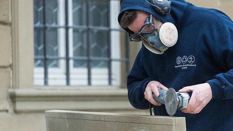 Aufwändige Arbeit: Neue Sandsteinplatten werden für Ausbesserungen an der Schlossfassade zurechtgeschnitten. Das historische Gebäude wird originalgetreu renoviert. Aufwändige Arbeit: Neue Sandsteinplatten werden für Ausbesserungen an der Schlossfassade zurechtgeschnitten. Das historische Gebäude wird originalgetreu renoviert.