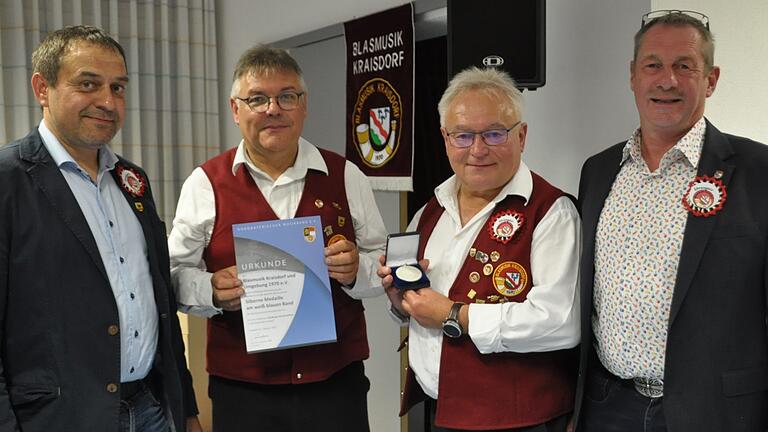 Vom Nordbayerischen Musikbund ist die Blasmusik Kraisdorf mit der Silbernen Medaille am weiß-blauen Band des Musikbundes für 50 Jahre Musiktradition geehrt worden. Unser Bild zeigt Kreisvorsitzenden Matthias Sperber (links) und dessen Stellvertreter Günter Rüpplein (rechts) mit Vorsitzenden Herbert Schönmann (Zweiter von links) und Josef Kneuer.