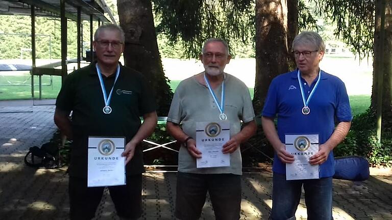 Siegerehrung 2024 der Bayerischen Meisterschaft Armbrust 30 Meter National Scheibe (von links): Wolfgang Meckel (2. Platz), Sieger Hans Zitzmann, Werner Ulbrich (3. Platz).