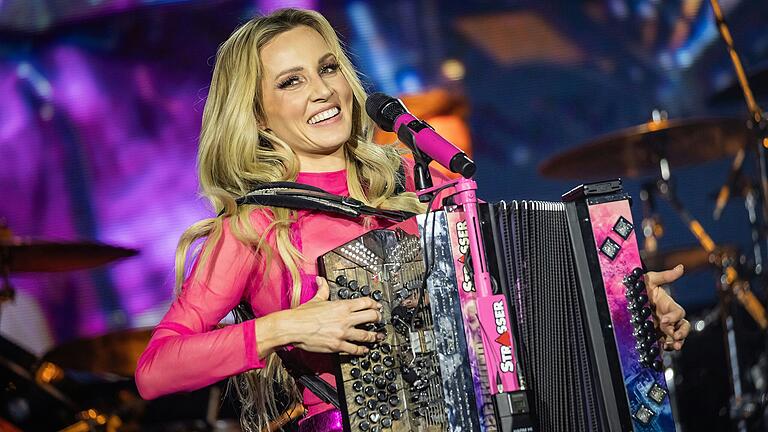 Eine steierische Harmonika und ein pinkes Outfit: Das sind die Markenzeichen von Melissa Naschenweng - auch beim Auftritt in Würzburg.