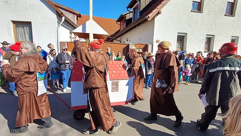 Mönche in Westheim       -  Mit kreativen Schildern und Kostümen machen „Die Wahler’s“ auf den Erhalt der Landschaft aufmerksam und lehnen eine Verschandelung des Längbergs ab.