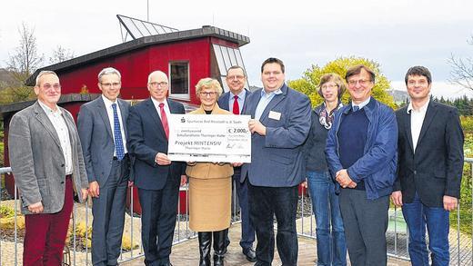 Unterstützung für das Projekt &bdquo;MINTensiv&ldquo;: Georg Straub von der Sparkasse (Dritter von links) hatte für das Schullandheim Thüringer Hütte eine 2000-Euro-Spende mitgebracht. Damit soll Schülern die Forschung, vor allem im Bereich Energie, ermöglicht werden. Darüber freuten sich (von links) Jochen Heilmann und Rüdiger Wieber sowie (ab Vierte von links) Ingrid Ritt, Horst Karch, Peter Gehring, Regine Heinz, Rudolf Suttner und Horst Eirich.