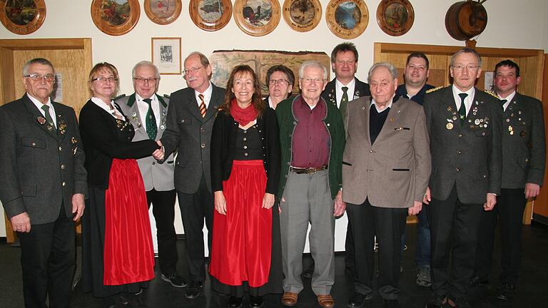 Mehrere und hohe Ehrungen gab es beim Gräflichen Schützenverein Markt Einersheim für (von links) Robert Bayer, Sabine Wirth, Siegfried Weinig, Icho Graf von Rechteren-Limpurg-Speckfeld, Christa Hein, Johanna Kunz, Georg Stephan, Reiner Nickel, Friedrich Ott, Stefan Fuchs, Rudolf Hein und Michael Habermann.