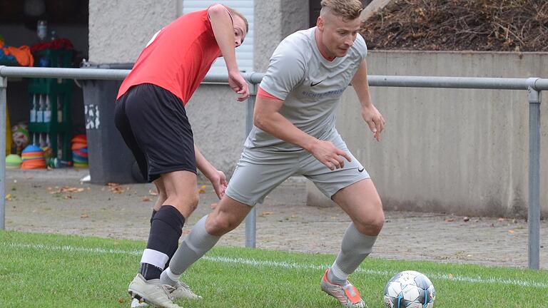 Fußball Kreisliga Würzburg 2, FC Wiesenfeld-Halsbach - SG Hettstadt am Samstag, 28. September 2019 in Halsbach: links Jan Gehr (Hettstadt), rechts Szymon Dynia (Wiesenfeld-Halsbach)