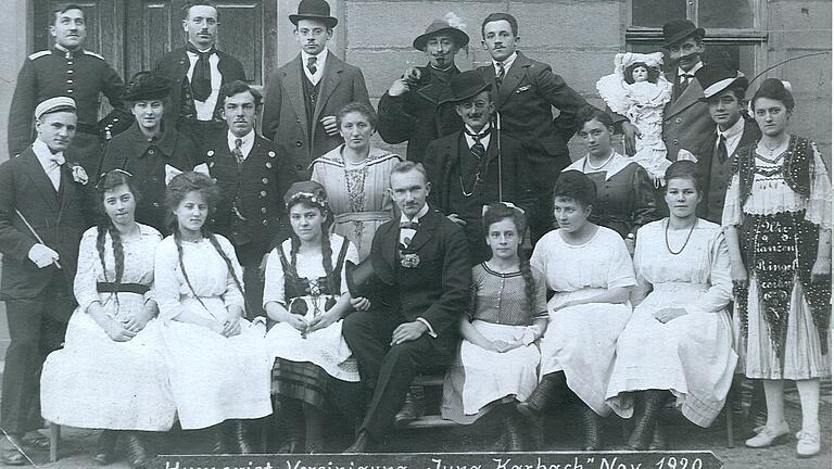 Ein Foto aus vergangenen Tagen (hinten von links): Gerhard Roth, Franz Herrmann, Karl Dürr, Wilhelm Herold, Martin Laudenbacher und Oskar Herrmann. (Mitte von links): Ludwig Freimark, Dora Herbig, Richard Heilgenthal, Martha Saueracker, Roman Freund, Aloisia Ehehalt, Eduard Väthröder und Rosa Freund. (Vorne sitzend von links): Emma Hartmann, Maria Herbig, Heidi Apfelbacher, Donat Luger Dürr, Kunigunde Apfelbacher und Rosamunde Sendelbach.