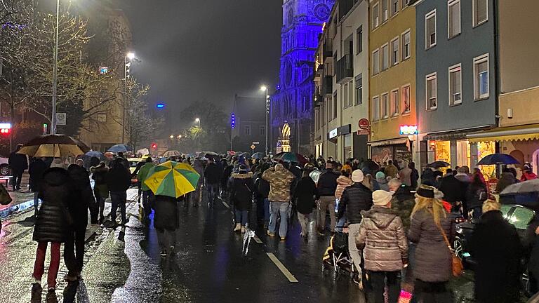 Mehrere hundert Menschen nahmen am Sonntagabend an einem 'Spaziergang' durch die Schweinfurter Innenstadt teil und protestierten&nbsp;gegen eine Impfpflicht und gegen Anti-Corona-Maßnahmen der Regierung.