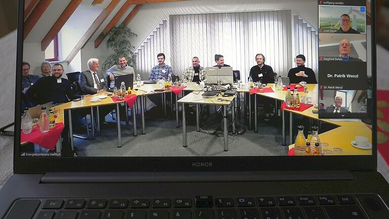Im Rahmen einer Energiekonferenz im Haßfurter Stadtwerk stellten fünf Studierende der Technischen Hochschule Nürnberg (von rechts) das Projekt Stülpmembranspeicher vor, das Professor Dr. Matthias Popp (Vierter von links) entwickelt hat. Im Rahmen einer Energiekonferenz im Haßfurter Stadtwerk stellten fünf Studierende der Technischen Hochschule Nürnberg (von rechts) das Projekt Stülpmembranspeicher vor, das Professor Dr. Matthias Popp (Vierter von links) entwickelt hat.
