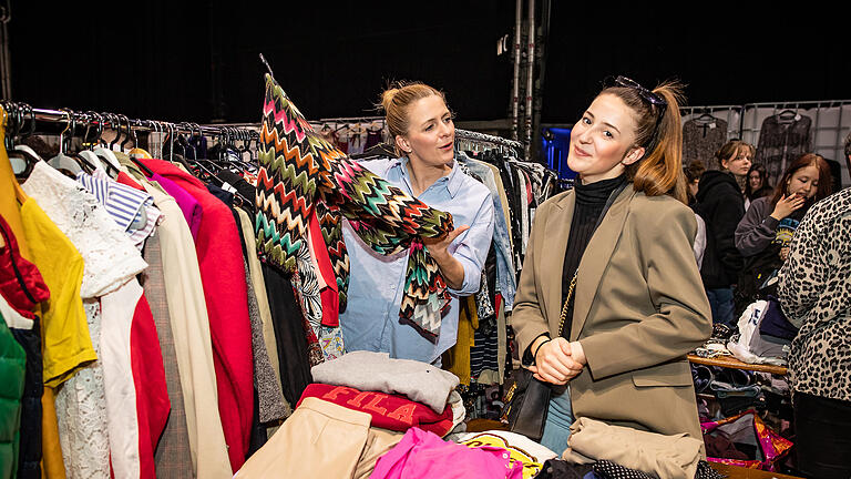 Viele Shoppingfreunde besuchen am Sonntag 19.03.23 den Fashion Flohmarkt in der Posthalle in Würzburg.