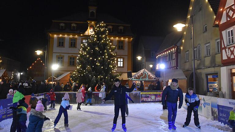 Egal bei welchen Temperaturen, die Kunststoff-Eisbahn vor dem barocken Rathaus steht bis 7. Januar zur Verfügung. Egal bei welchen Temperaturen, die Kunststoff-Eisbahn vor dem barocken Rathaus steht bis 7. Januar zur Verfügung.