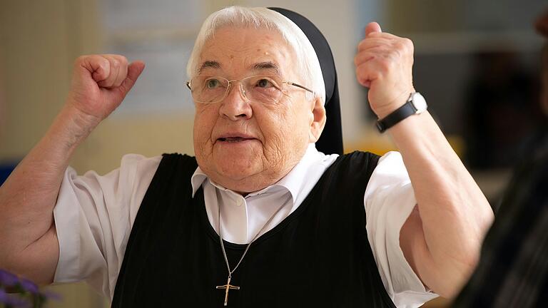 'Wir gehören hier zusammen, das bedeutet mir etwas': Schwester Simone leitet die Elisabethstube der Würzburger Erlöserschwestern. Die Gaststube ist Anlaufstelle - für alle, jeden Tag. 'Wir gehören hier zusammen, das bedeutet mir etwas': Schwester Simone leitet die Elisabethstube der Würzburger Erlöserschwestern. Die Gaststube ist Anlaufstelle - für alle, jeden Tag.
