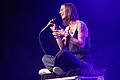 Sitzen statt zappeln: Christina Stürmer verzaubert 1000 Fans in der Würzburger Posthalle mit emotionalen Liedern und Geschichten.
