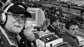 Hier auf seinem Arbeitsplatz im - Hier auf seinem Arbeitsplatz im Stadion, am 13. Dezember in Erlabrunn: Fußball-Reporter Günther Koch. Hier auf seinem Arbeitsplatz im - Hier auf seinem Arbeitsplatz im Stadion, am 13. Dezember in Erlabrunn: Fußball-Reporter Günther Koch.