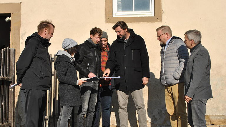 Erkundung der Verhältnisse vor Ort mit Studenten und (von rechts) Bürgermeister Michael Hey, Besitzer Karl Graf Stauffenberg, Professor Markus Schlempp und Kreisheimatpfleger Reinhold Albert (links). Erkundung der Verhältnisse vor Ort mit Studenten und (von rechts) Bürgermeister Michael Hey, Besitzer Karl Graf Stauffenberg, Professor Markus Schlempp und Kreisheimatpfleger Reinhold Albert (links).