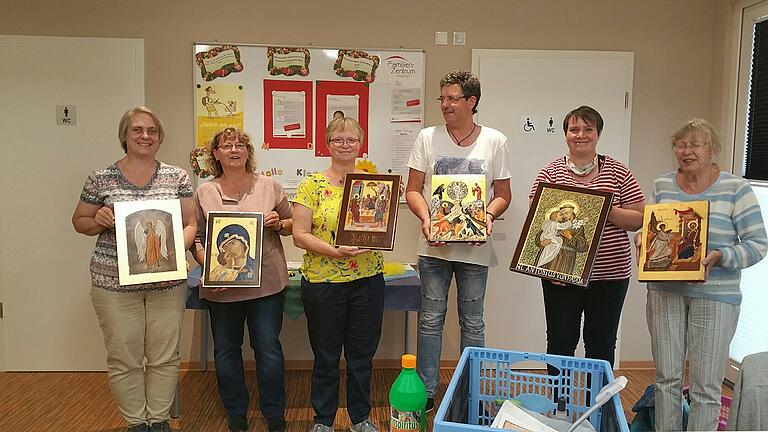 Die Kursteilnehmer vom Frühjahrskurs.
Von links: Elke Baumann, Sylvia Wittmann, Monika Baumeister, Uwe Renk, Anette Martini; Kerstin Haug-Zademack Die Kursteilnehmer vom Frühjahrskurs.
Von links: Elke Baumann, Sylvia Wittmann, Monika Baumeister, Uwe Renk, Anette Martini; Kerstin Haug-Zademack