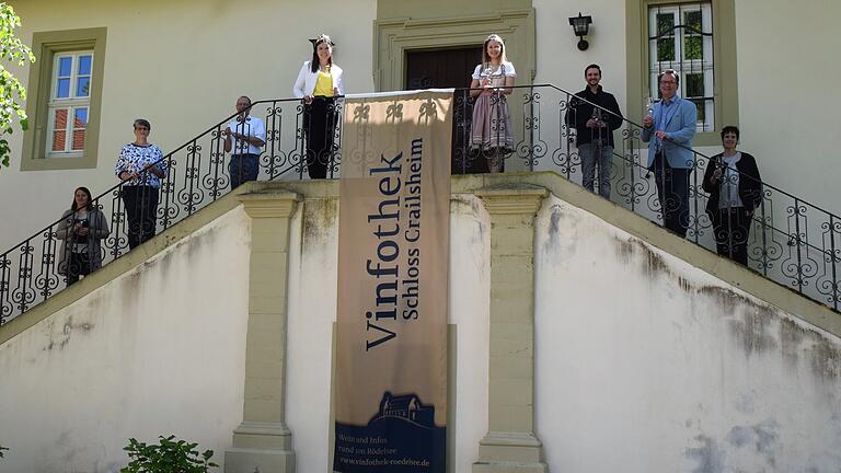 Corona-bedingt mit Abstand: Über die neue Vinfothek in Rödelsee freuen sich (von links) Nadja Ruhnau-Warm, Helga König, Bernd Lussert, Carolin Meyer, Damaris Heß, Jens Vollhals, Burkhard Klein und Rita Roßmark. Corona-bedingt mit Abstand: Über die neue Vinfothek in Rödelsee freuen sich (von links) Nadja Ruhnau-Warm, Helga König, Bernd Lussert, Carolin Meyer, Damaris Heß, Jens Vollhals, Burkhard Klein und Rita Roßmark. 
