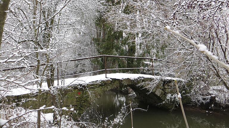 Die Brücke an der Auber Lämmermühle ist gesperrt, da einsturzgefärdet