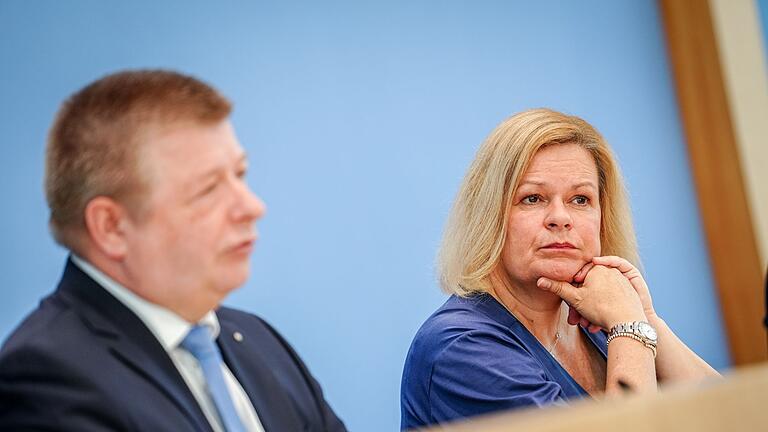Nancy Faeser und Thomas Haldenwang       -  B