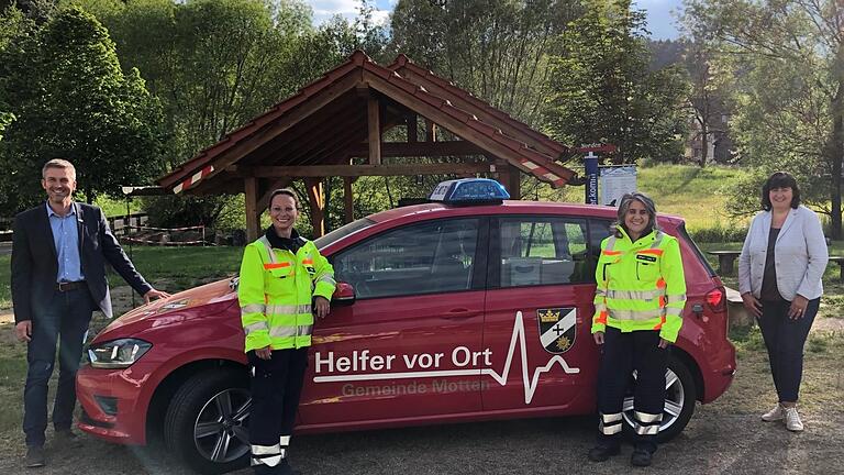 Freuen sich über das neue Fahrzeug:  Jochen Vogel (von links), Vorsitzender der Brückenauer Rhönallianz, Anna-Lena Larbig und Tiziana Di Mari-Jehn von den Helfern vor Ort in Motten sowie die amtierende Bürgermeisterin Katja Habersack. Foto: Thomas Statt       -  Freuen sich über das neue Fahrzeug:  Jochen Vogel (von links), Vorsitzender der Brückenauer Rhönallianz, Anna-Lena Larbig und Tiziana Di Mari-Jehn von den Helfern vor Ort in Motten sowie die amtierende Bürgermeisterin Katja Habersack. Foto: Thomas Statt