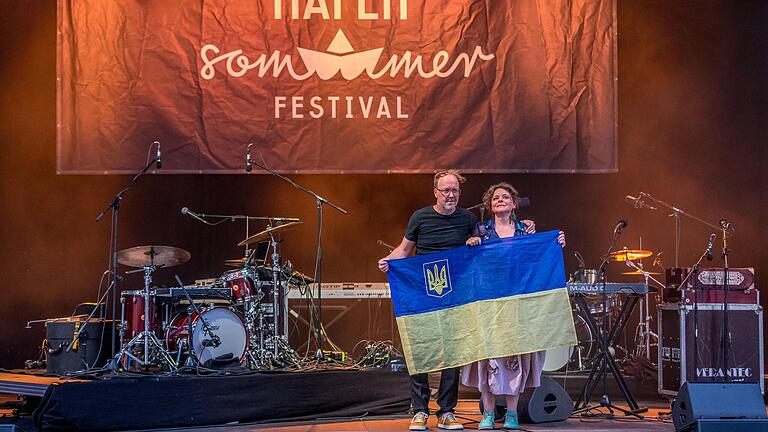 Am Ende mit der blau-gelben Flagge der Ukraine: Mariana Sadovska und Christian Thomé auf der Bühne beim Würzburger Hafensommer. Am Ende mit der blau-gelben Flagge der Ukraine: Mariana Sadovska und Christian Thomé auf der Bühne beim Würzburger Hafensommer.