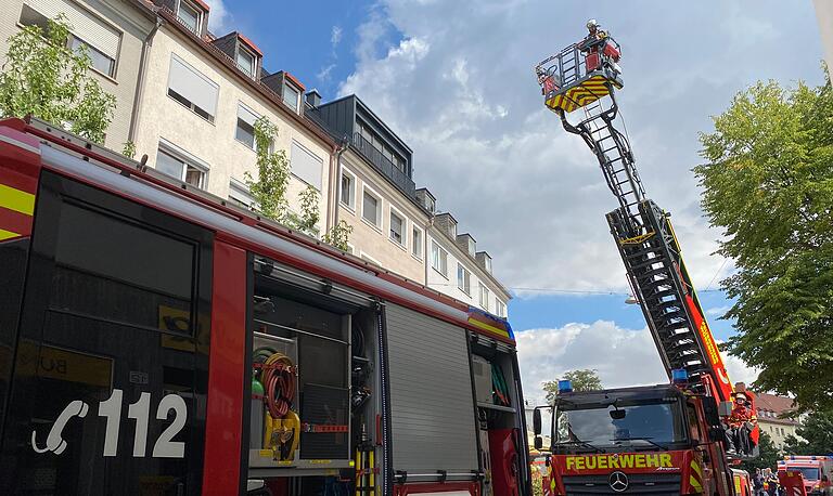 Brand in einem Grill-Imbiss in der Spiegelstraße in Würzburg: Die Feuerwehr war mit einem Großaufgebot und Drehleiter vor Ort. Brand in einem Grill-Imbiss in der Spiegelstraße in Würzburg: Die Feuerwehr war mit einem Großaufgebot und Drehleiter vor Ort.