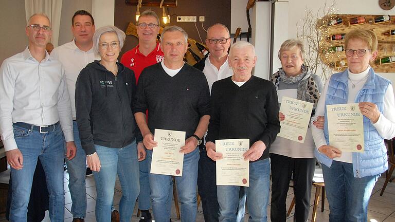 Die Geschicke des TSV Mainbernheim lenken federführend (von links): Vorsitzender Thomas Böh von Rostkron, sein Stellvertreter Thorsten Pohl, Schriftführerin Sabine Wegmann und Kassier Wolfgang Fröhler. Geehrt wurden die neuen Ehrenmitglieder Uwe Dietz und Herbert Pieper sowie Adolf Müller, Karin Sperlich und Erika Hagenauer.