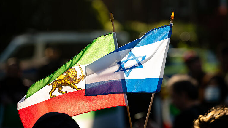 Nach Iran-Angriff auf Israel - Demonstration in Hamburg.jpeg       -  Erstmals in der Geschichte der Islamischen Republik hat der Iran seinen Erzfeind Israel in der Nacht zum Sonntag direkt angegriffen.