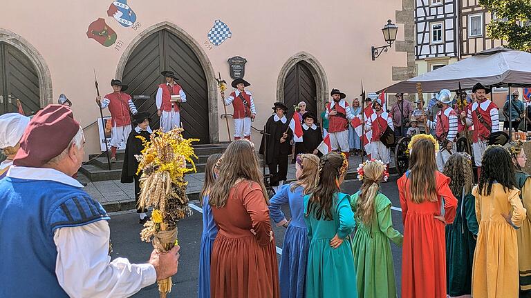 Die Stadtknechte holen am Festtag Mariä Himmelfahrt 1641 unter dem Jubel einiger Bewohner die Feldkasse mit ihrem Sold am Münnerstädter Rathaus ab.       -  Die Stadtknechte holen am Festtag Mariä Himmelfahrt 1641 unter dem Jubel einiger Bewohner die Feldkasse mit ihrem Sold am Münnerstädter Rathaus ab.