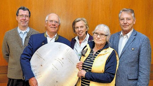 50-jährige Vereinstreue: Dafür wurden beim Alpenverein von Heinz Steidle (2. von links) geehrt: Lothar Schmitt, Helga Zoll, Ursula Müller und Dietmar Möckel. Steidle hält das von Familie Müller gespendete Orientierungsrad.  Foto Peter Rauch