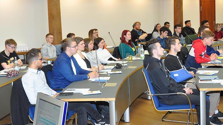 Klimaschutz in kommunalen Raum interessiert die Schülersprecher und Organisatoren der 'Fridays for Future'-Demonstrationen. Mit der Stadtverwaltung kamen sie ins Gespräch darüber.