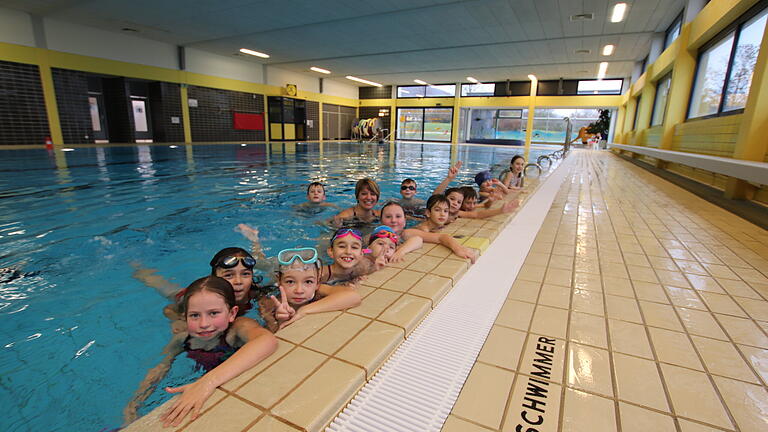 Die Klasse 3 b der Grundschule Iphofen lernt im benachbarten Hallenbad unter Aufsicht von Lehrerin Katja Wagner das Schwimmen.