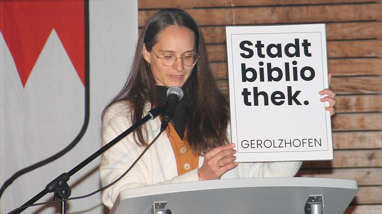 So schaut es aus, das neue Logo der Stadtbibliothek Gerolzhofen: Der schlicht gehaltene Schriftzug, den Bibliotheksleiterin Julia Rehder den Festgästen am Montagabend präsentierte, funktioniert vor fast jedem Hintergrund und in vielerlei Kontext