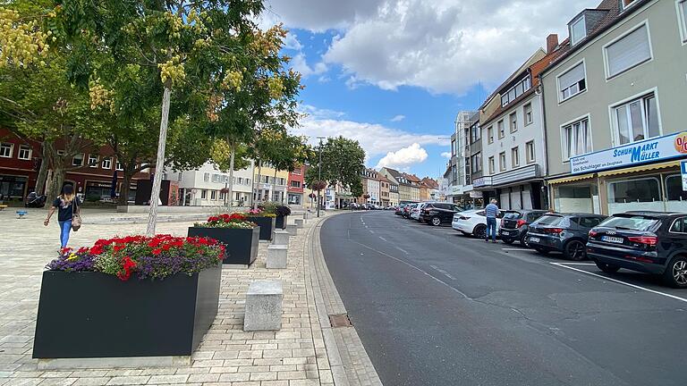 Der Zeughausplatz (links) in Schweinfurt ist schon neu gestaltet, in den nächsten Jahren steht dann die Sanierung der Bauerngasse auf dem Programm.