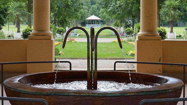 Juli 2013: Blick vom Brunnenbau auf den äußeren erweiterten Kurgarten mit dem früheren Pavillon.