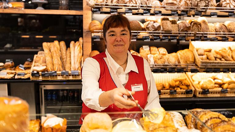 Seit einem Vierteljahrhundert bei Kupsch: Anja Feldrapp an ihrem Arbeitsplatz in der Bäckereiabteilung.&nbsp;&nbsp;