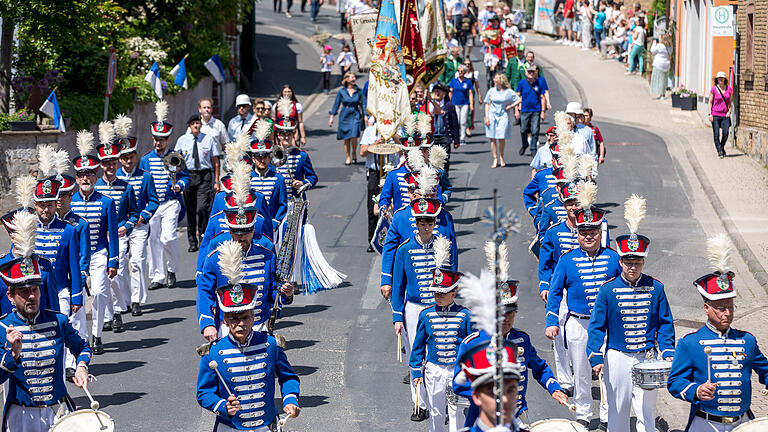 Mit einem Festzug durch Urspringen begann das Landkreisfest: Mit dem Esselbacher Spielmannszug zogen Delegationen aus allen Landkreis-Städten und -Gemeinden zum Festplatz.&nbsp;