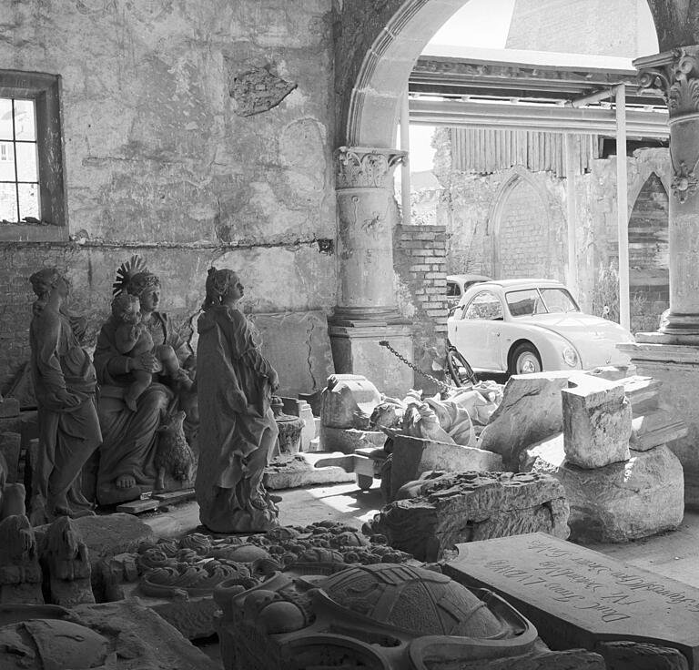 Von 1953 stammt dieses Foto von alten Hausplastiken, aufgestellt in der Wappenhalle des Rathauses, die sich in dessen Hof an der Rückermainstraße befand.