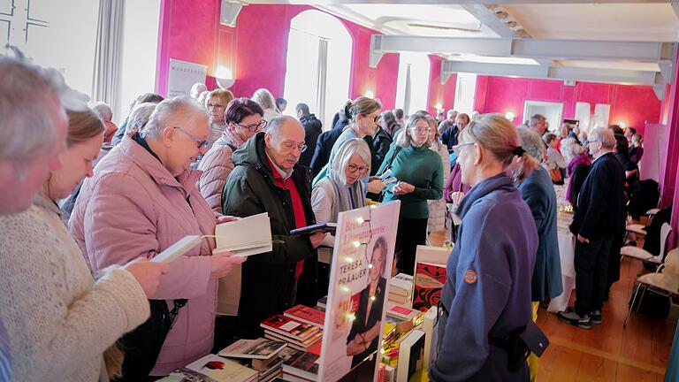 Zum fünften Mal fand im Rahmen von 'Literatur im Schloss' in Bad Mergentheim die 'Winterlese' statt, der große Büchermarkt unabhängiger Verlage. Organisiert und kuratiert wird das Event von Ulrich Rüdenauer und Beatrice Faßbender. Hauptförderer der 'Winterlese' ist das Ministerium für Wissenschaft, Forschung und Kunst Baden-Württemberg.