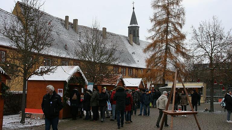 Wie im vergangenen Jahr wird der Auber Weihnachtsmarkt am dritten Adventswochenende wieder in der geschichtsträchtigen Kulisse des ehemaligen Pfründnerspitals ausgerichtet.