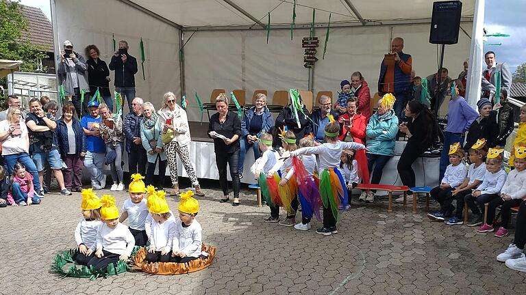 Beim diesjährigen Kindergartenfest, das unter dem Motto 'Dschungel' stand, war einiges geboten. Die Kinder hatten dabei jede Menge Spaß bei ihrer Aufführung, die sie mit Bravour zeigten und die am Ende mit großem Applaus von den Geschwistern, Eltern, Großeltern und den Zuschauern honoriert wurde.