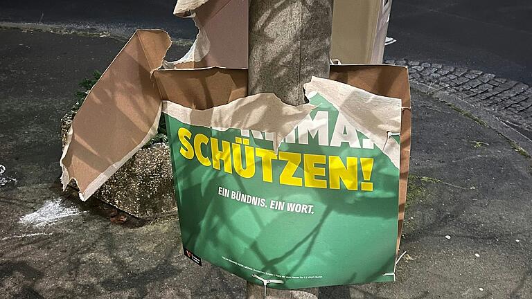 Eines der vielen beschädigten und zerstörten Wahlplakate von Bündnis 90/Die Grünen in Reichenberg. Eines der vielen beschädigten und zerstörten Wahlplakate von Bündnis 90/Die Grünen in Reichenberg.