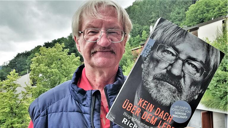 Autor Richard Brox mit seinem 2018 veröffentlichten Sachbuch-Bestseller 'Kein Dach über dem Leben'.       -  Autor Richard Brox mit seinem 2018 veröffentlichten Sachbuch-Bestseller 'Kein Dach über dem Leben'.