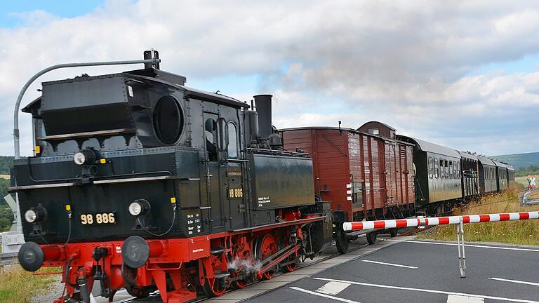 Das Rhönzügle mit der historischen Bayerischen Tenderlok ist heute das Zugpferd und ein Alleinstellungsmerkmal für das Fränkische Freilandmuseum Fladungen.