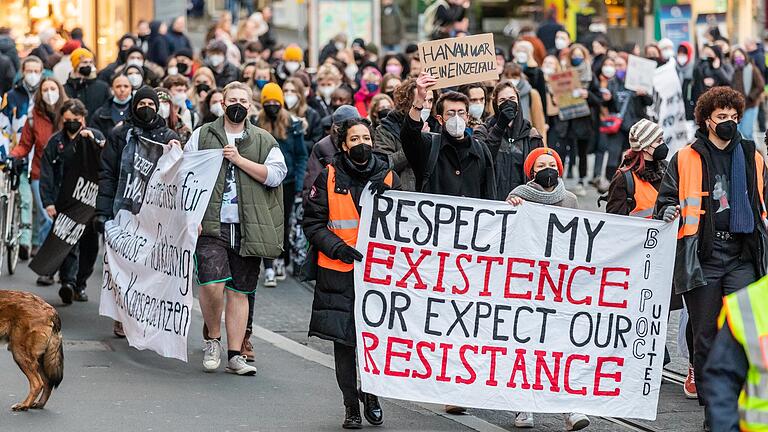 Etwa 300 Menschen nahmen zum zweiten Jahrestag der rassistischen Morde von Hanau an einem Demonstrationszug durch die Würzburger Innenstadt teil.