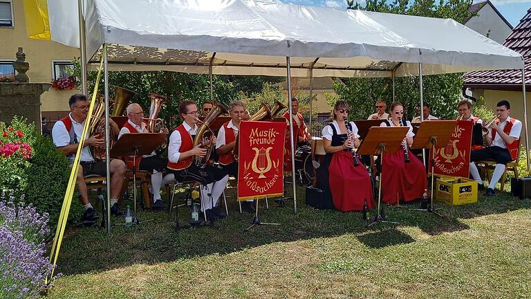 Die Musikfreunde Waldsachsen unterhielten die Gäste im Pfarrgarten. Die Musikfreunde Waldsachsen unterhielten die Gäste im Pfarrgarten.