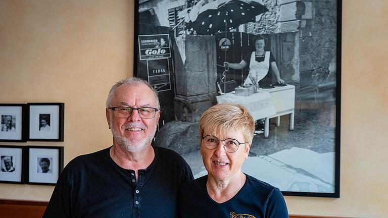 Robert und Gudrun Endres vor dem Foto, welches schon die Mutter von Robert Endres beim Eisverkauf zeigt.